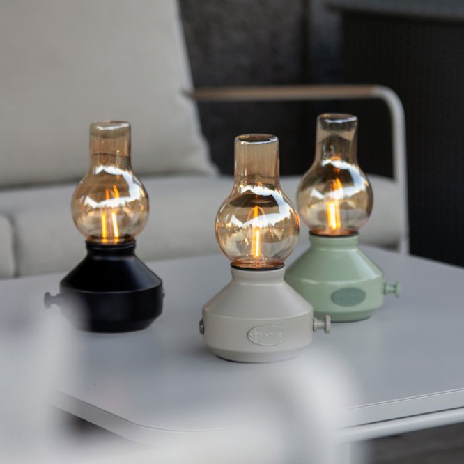 Beżowa lampka stołowa USB retro IP44 Glimt na taras
